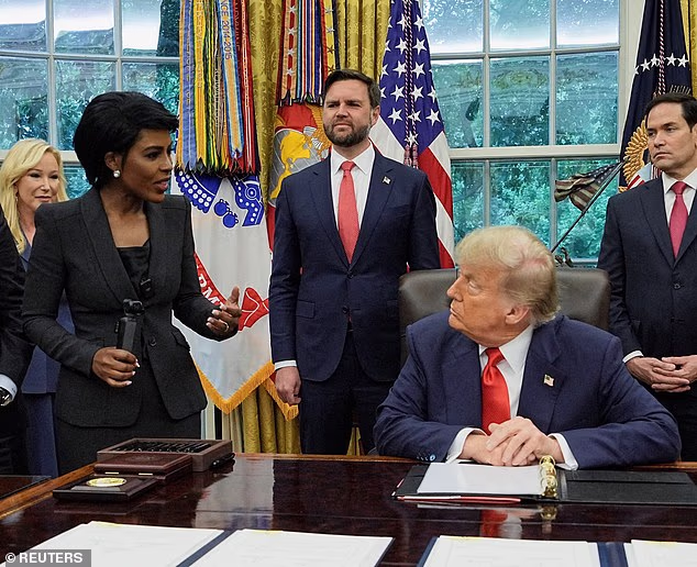 Umunyamakuru wakunze gushinja u Rwanda ibyo muri Congo yabyongeye imbere ya Trump asa nk’umwima amatwi